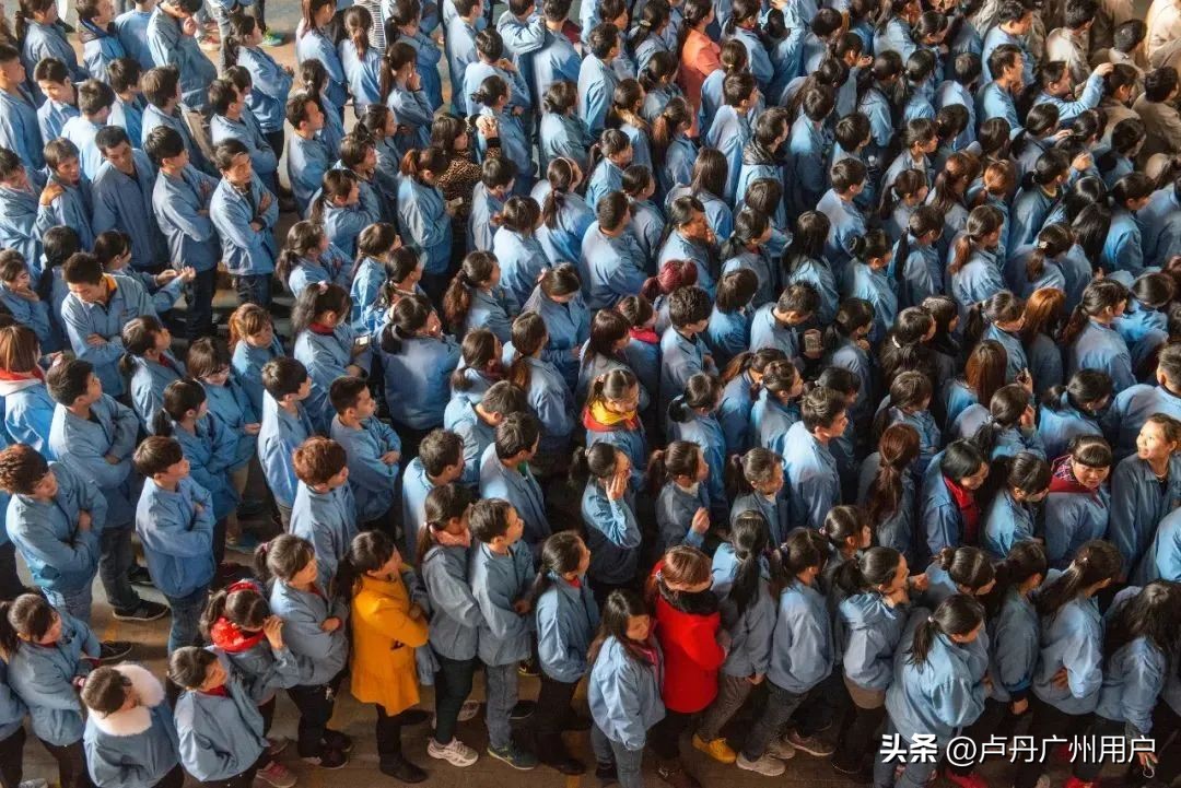 20年拍下150万张“东莞女工”在国外爆火：中国制造，不可思议！