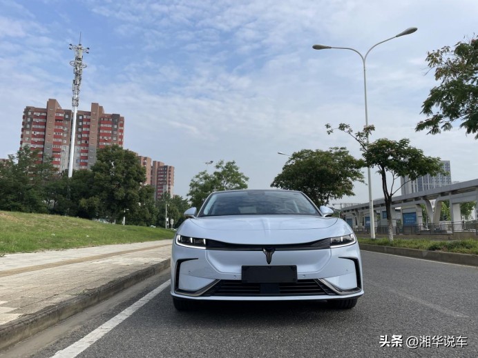 岚图追光舒适和运动模式区别,新车岚图商务车7座售价