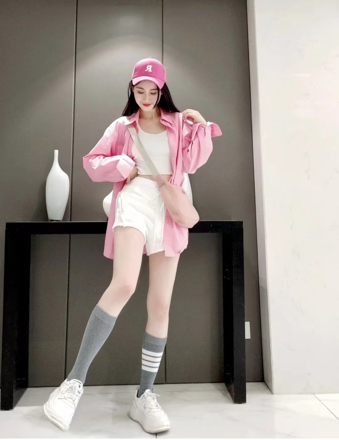 白短裤子怎么搭配衣服和鞋子图片,条纹白色短裤配什么上衣男士