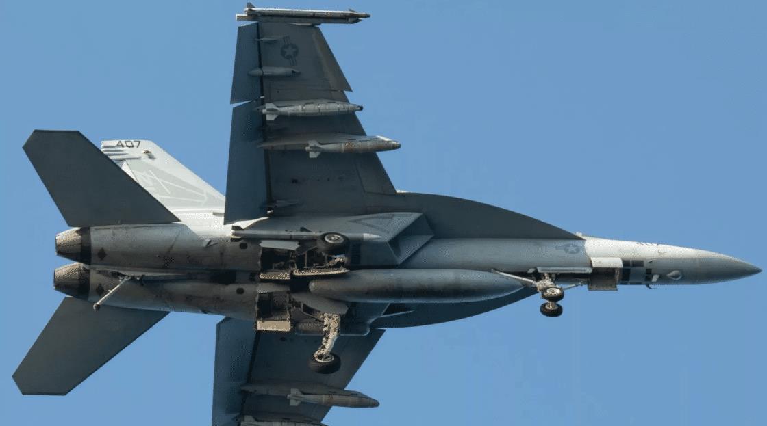 f-14退役飞行,f-14雄猫战机不朽的传奇