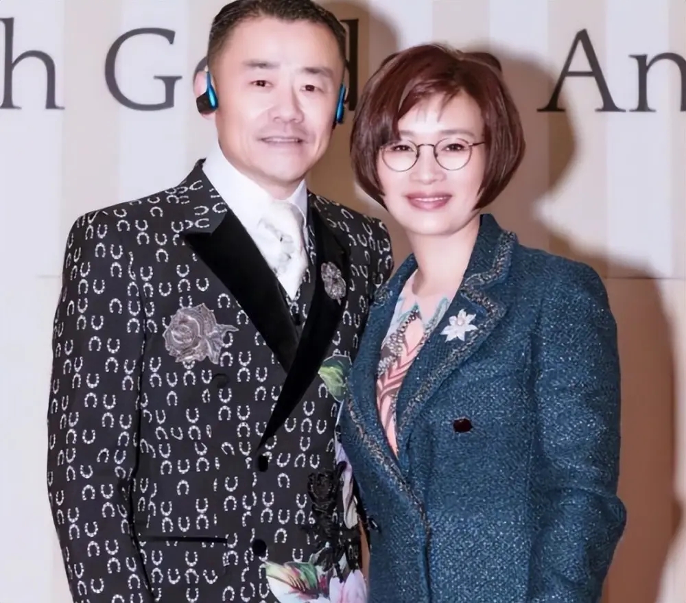 温州女富豪胡洁：前夫贪污出逃，她带女儿甘当小三，二婚嫁周立波