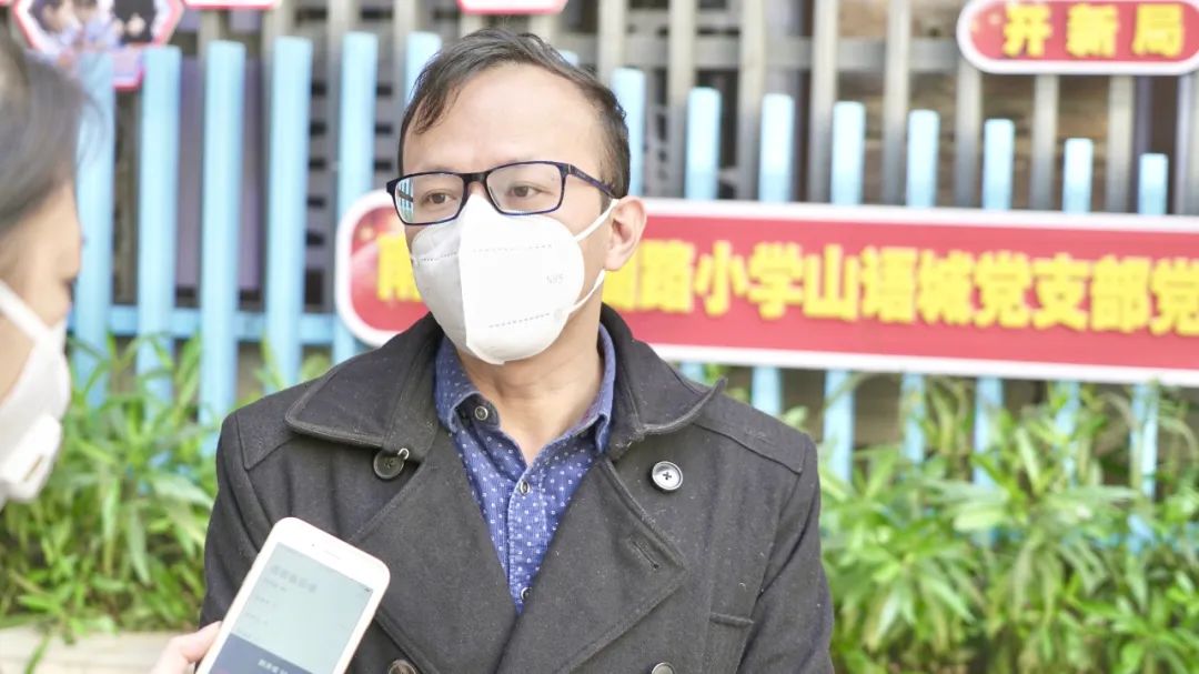 与南宁多所小学建立“与光同行•星空图书馆”，这一年我们把思政教育的火光点亮给学生们