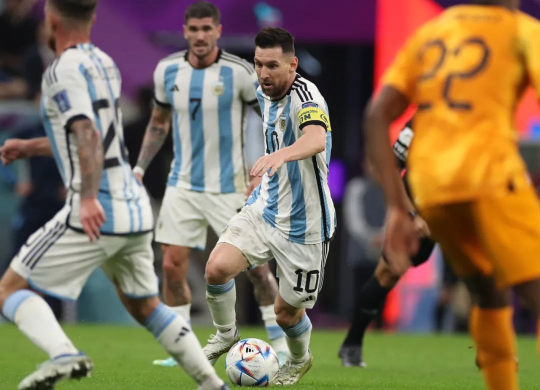 梅西和他的阿根廷小弟们走向球场,梅西阿根廷对阵秘鲁冲突