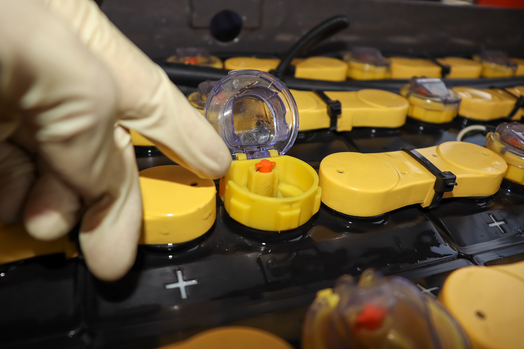 蓄电池缺水有什么危害,蓄电池补水修复教程