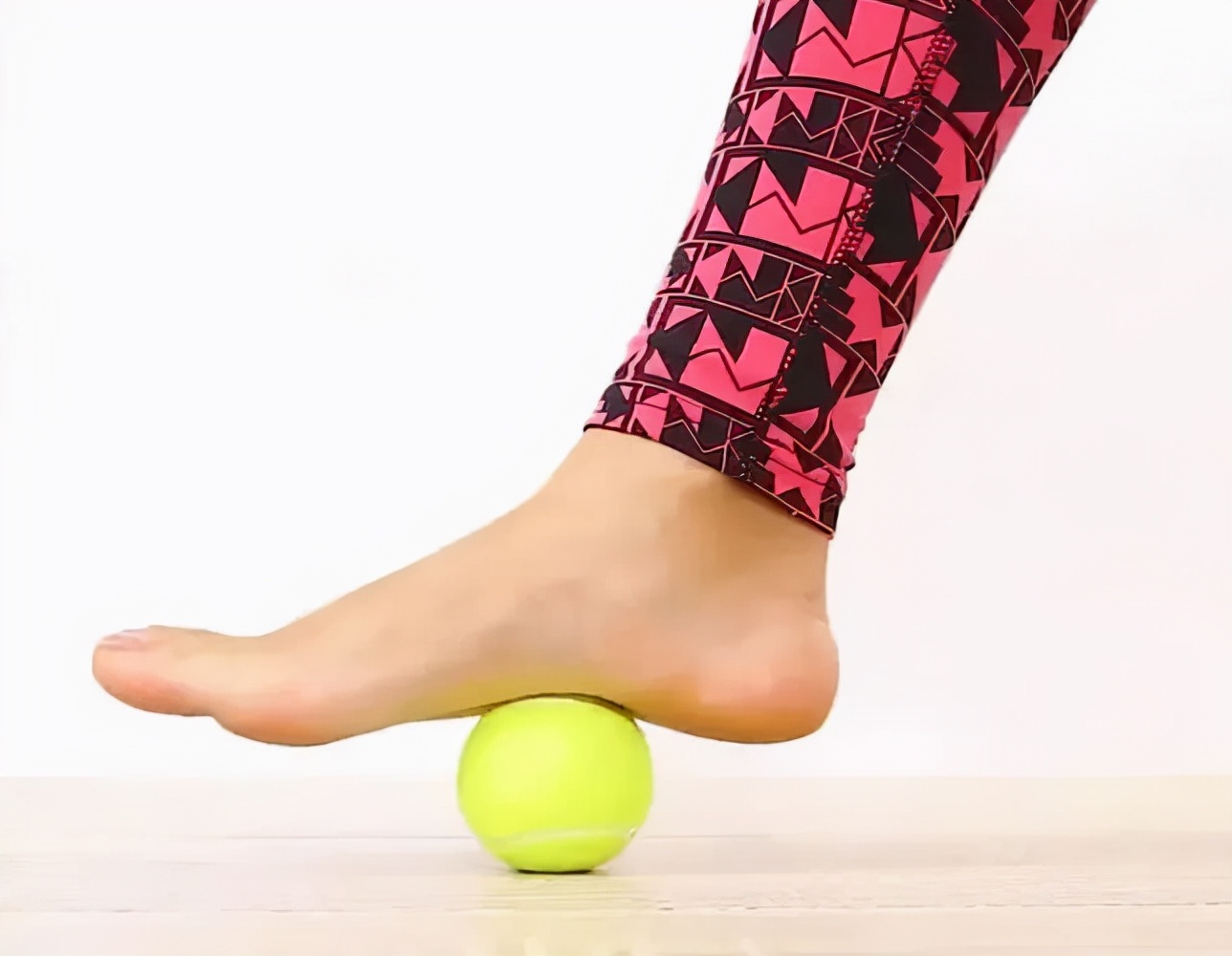 脚底板爱出脚汗怎么回事,脚底板爱紫是什么原因