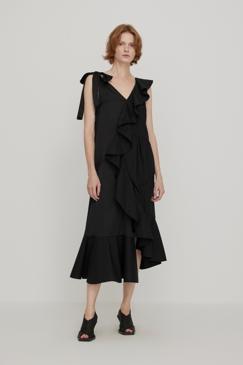 穿上JNBY裙子，来一场都市露营吧