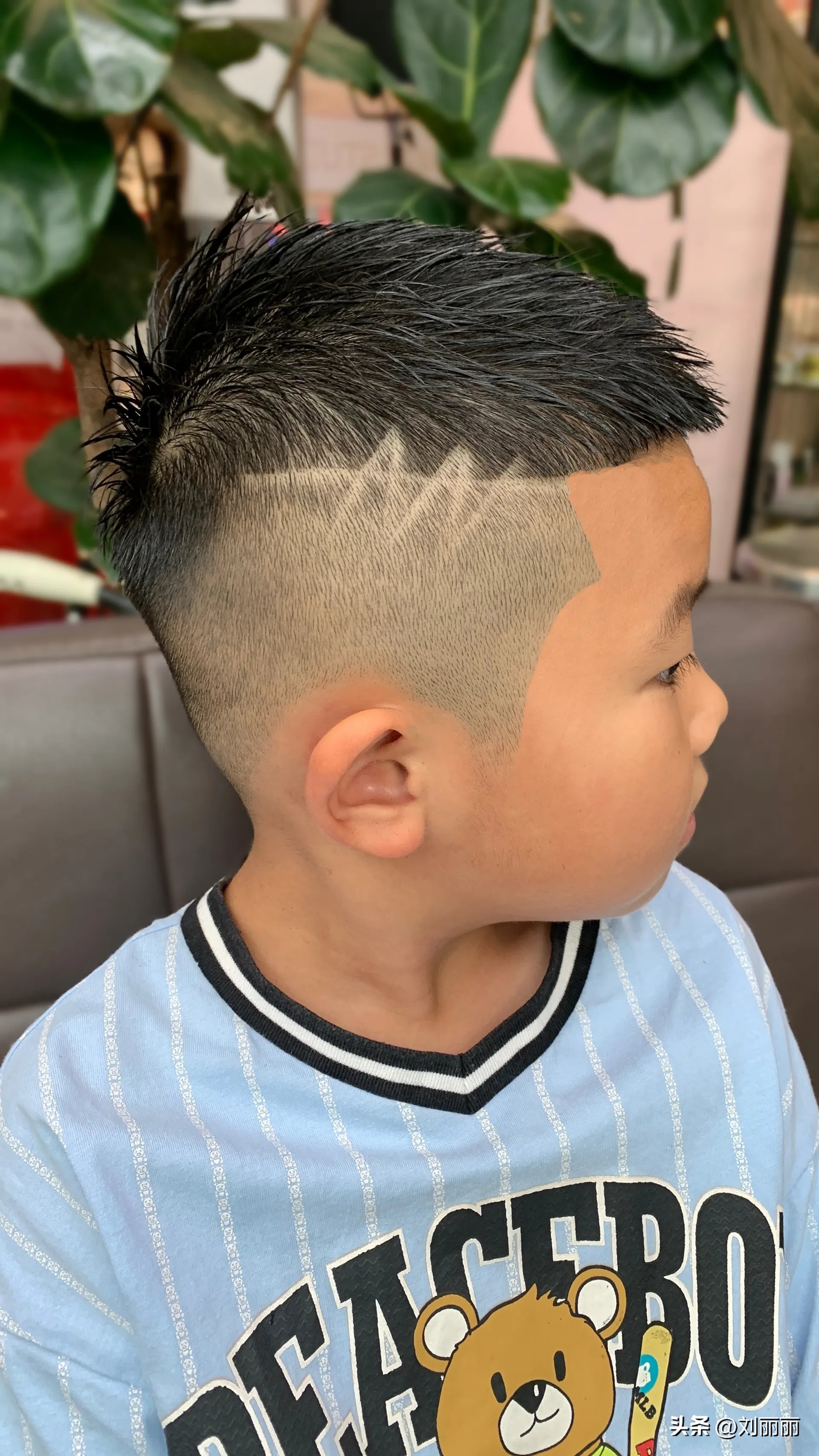 小男孩发型图片帅气潮流休闲,家庭理发帅气小男孩发型