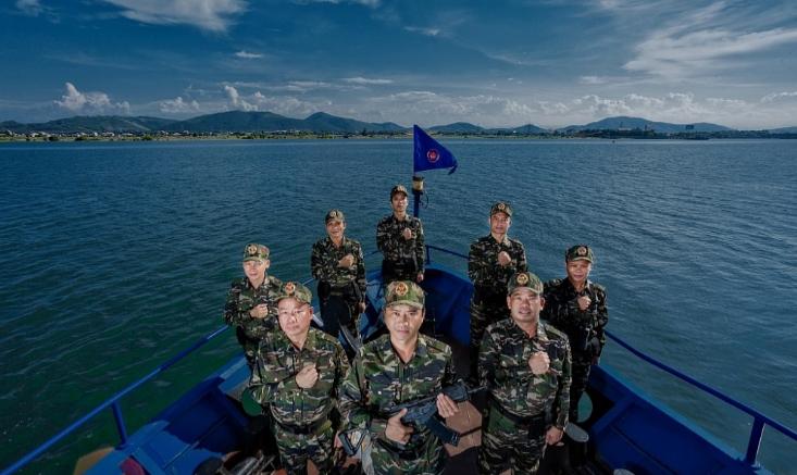 美女帅哥站船上，手持国产小步枪！越南的这份自信值得我们学习