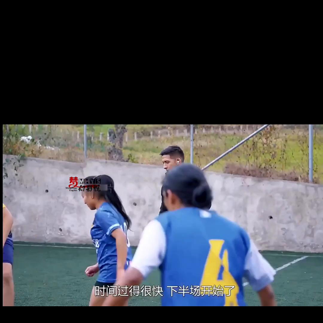 男孩穿着用塑料袋做的球衣,男孩用塑料袋做球衣