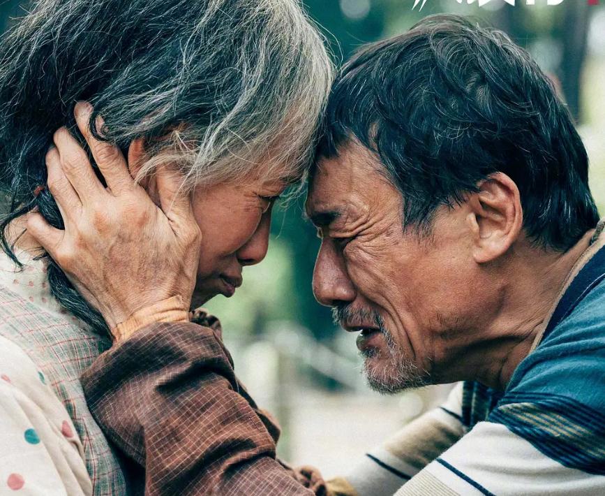 难得“聚焦低收入老年人”的好电影：四个神仙戏骨，一台刻骨铭心