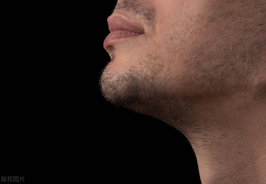 下巴尖晚年运不好,下巴歪斜晚年运