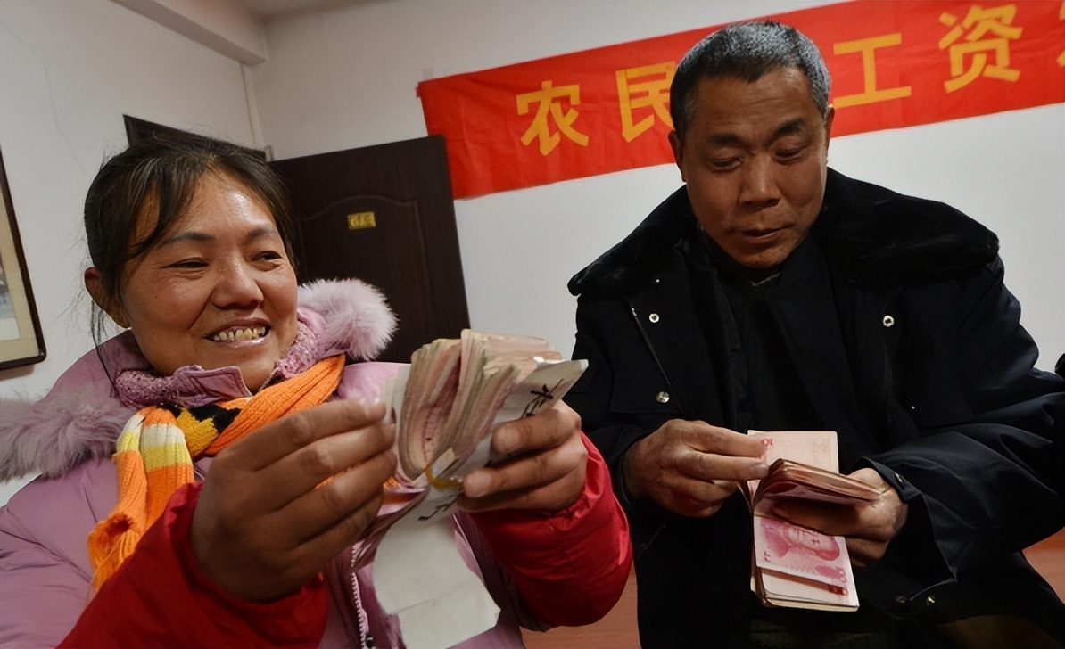 为什么民工一天能挣4500,为什么农民工一天能挣300元