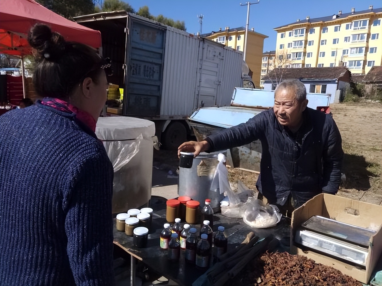 提醒中老年人:农村大集上,这4样东西贵贱不能买回家,80%是假货