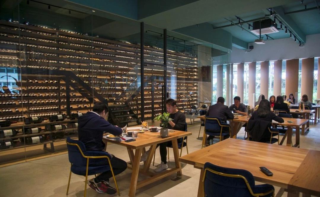 平平无奇一张合照，里面这个竟然价值百万！