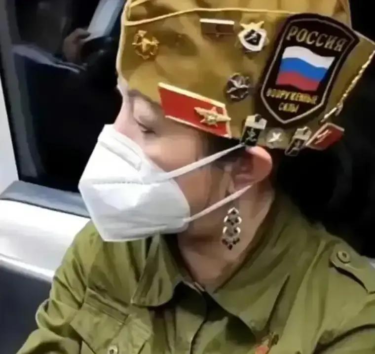 “鹅”式大妈,地铁彪战,丑态毕露,崇洋媚外