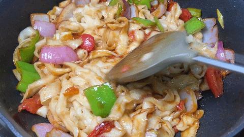 牛肉炒刀削面条最正宗的做法,白菜炒刀削面的家常做法视频