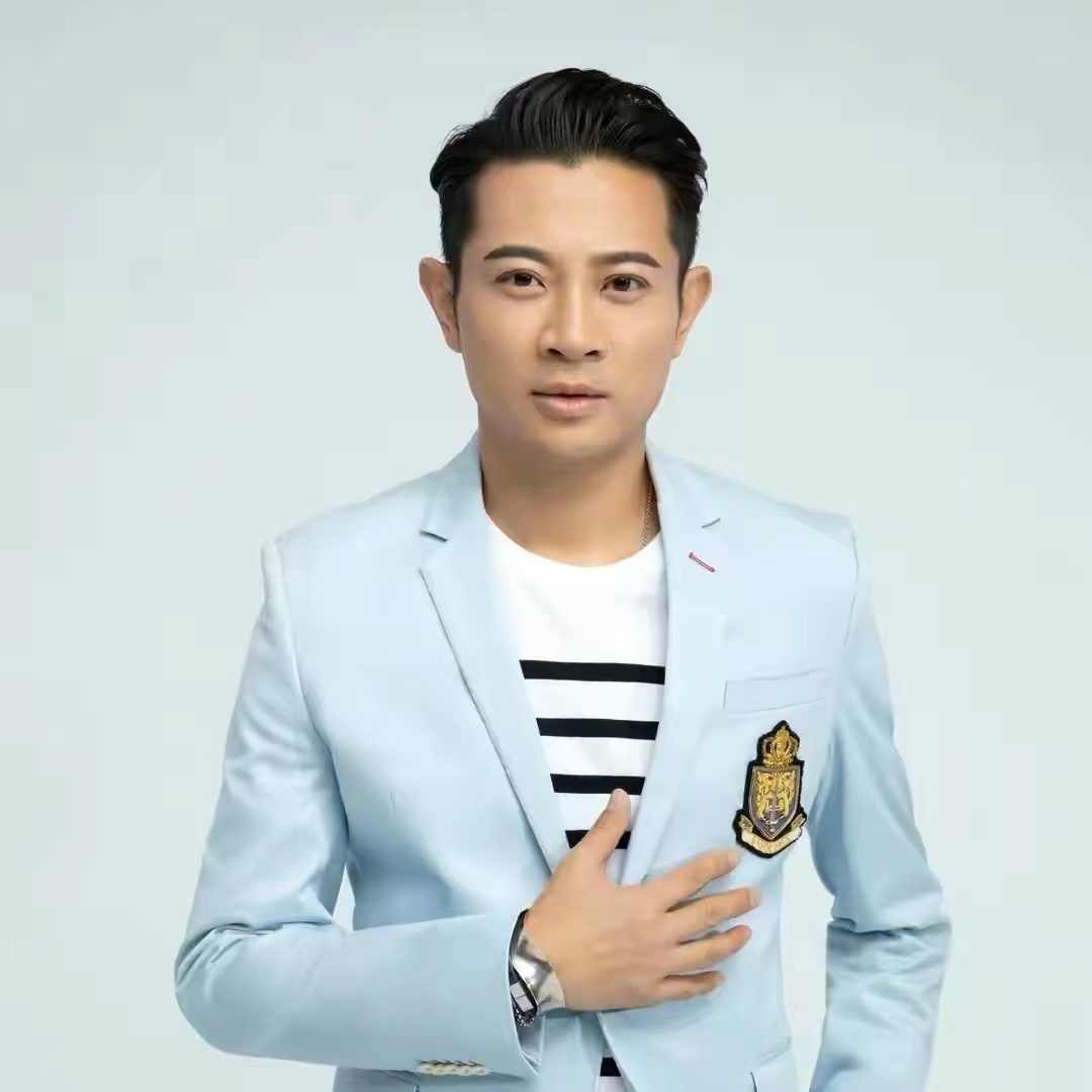 明星摔伤快速上场踢球,歌手突发意外去医院抢救