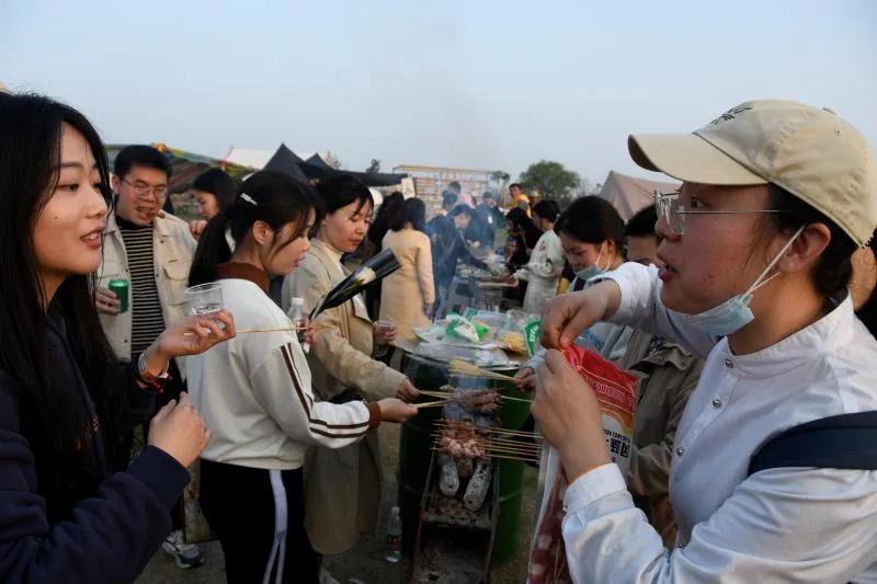 春天,黄冈市直教育系统的青年才俊们在寻找有缘的TA!