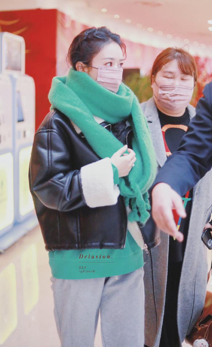 赵丽颖和张小斐同台穿的衣服,张小斐赵丽颖粉色大衣