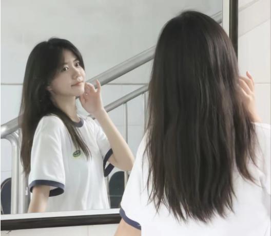 初中女生高颜值蓝色校服,广东女高中生校服