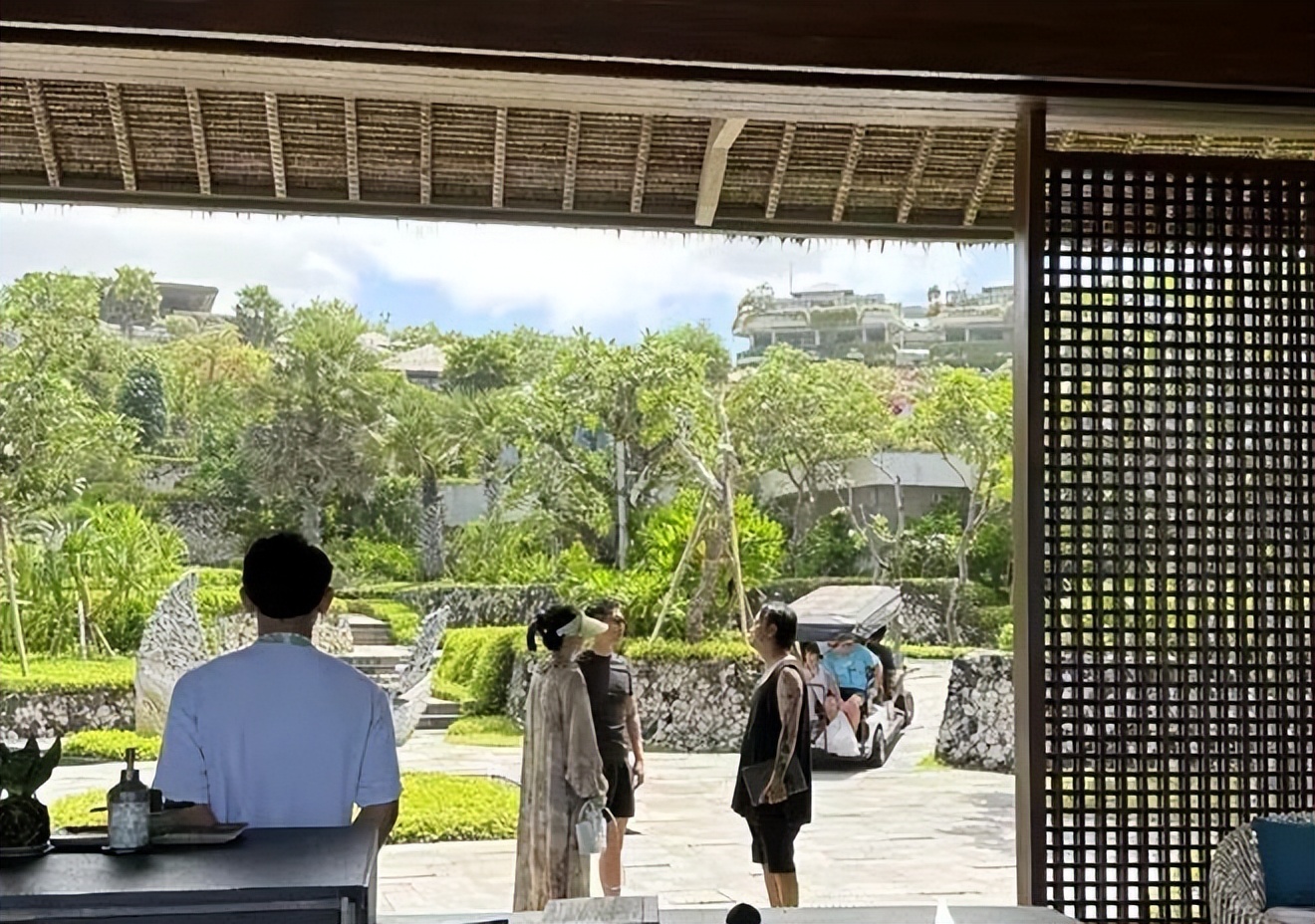 窦骁照顾何超莲,窦骁何超莲三房四房穿搭