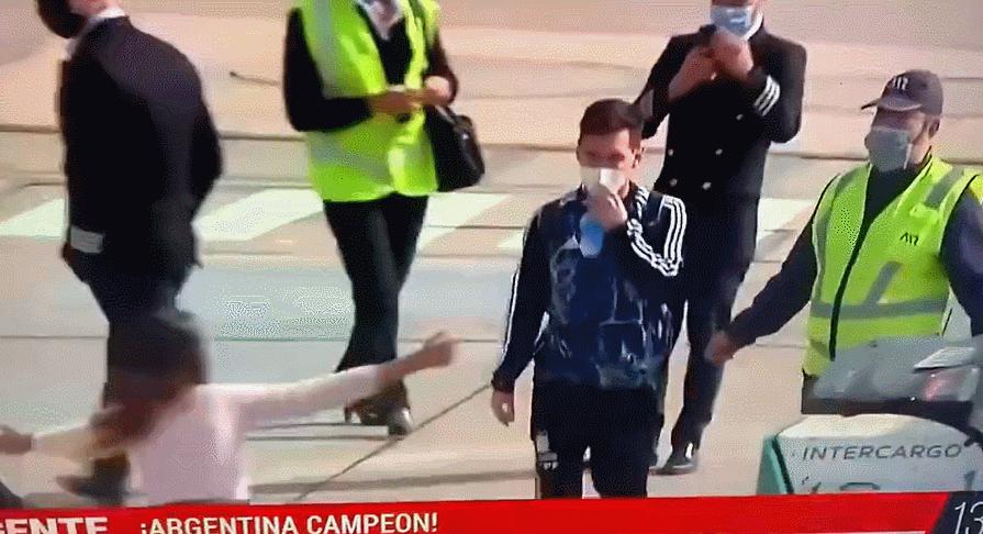 梅西获得金球奖c罗握手梅西,梅西工资卡给老婆