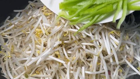 清炒胡萝卜拌绿豆芽最好吃做法,胡萝卜炒绿豆芽的做法