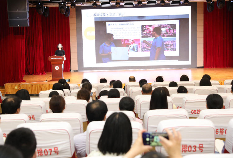 九中教师在石家庄生涯规划教师培训暨名师讲堂活动中展示说播课