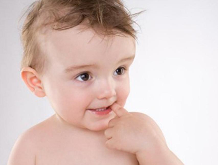 宝宝爱吃手指要不要管,一岁宝宝爱吃手指要不要管