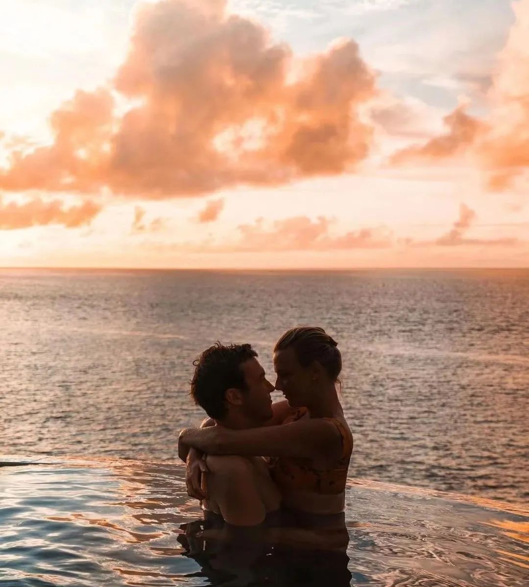 这对年轻夫妻放弃高薪，旅行2年花光存款，潇洒8年后向全网凡尔赛