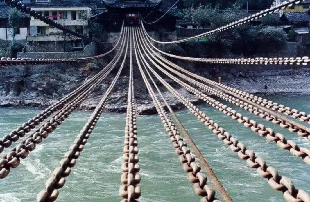 300年前，古人如何将40吨铁索搭建大渡河之上，一年建成泸定桥？