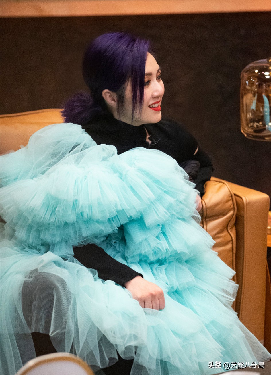 紧身衣、高筒袜，女星舞台造型杀疯了！穿高定唱跳，撩得人心痒痒