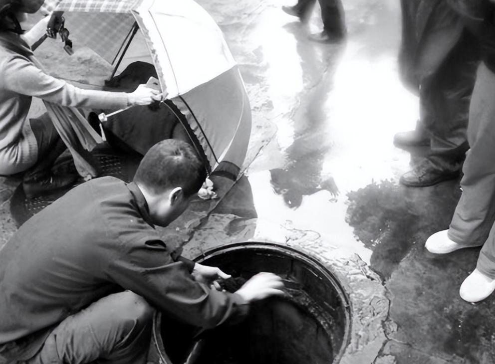 女教师被推入下水井,江西女教师被男子刺身亡