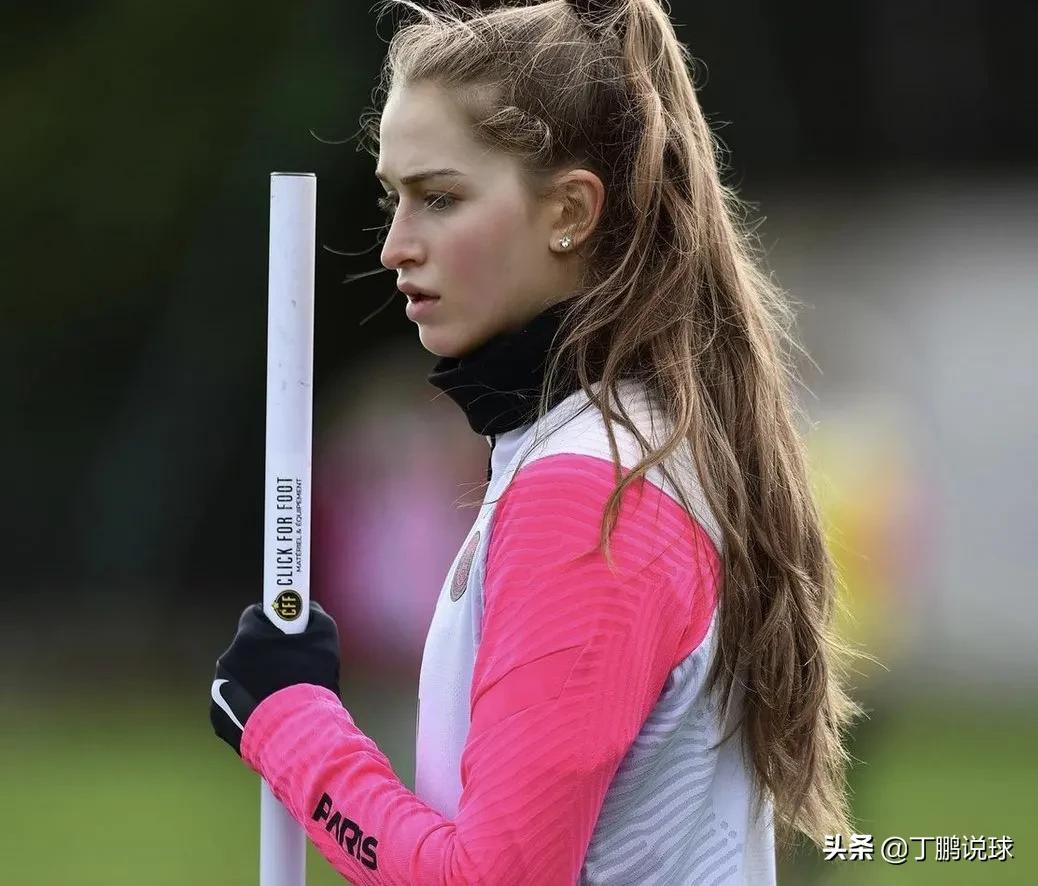 足坛“黑白配”羡煞他人,阿方索和女友在北美度假,异地恋1年半