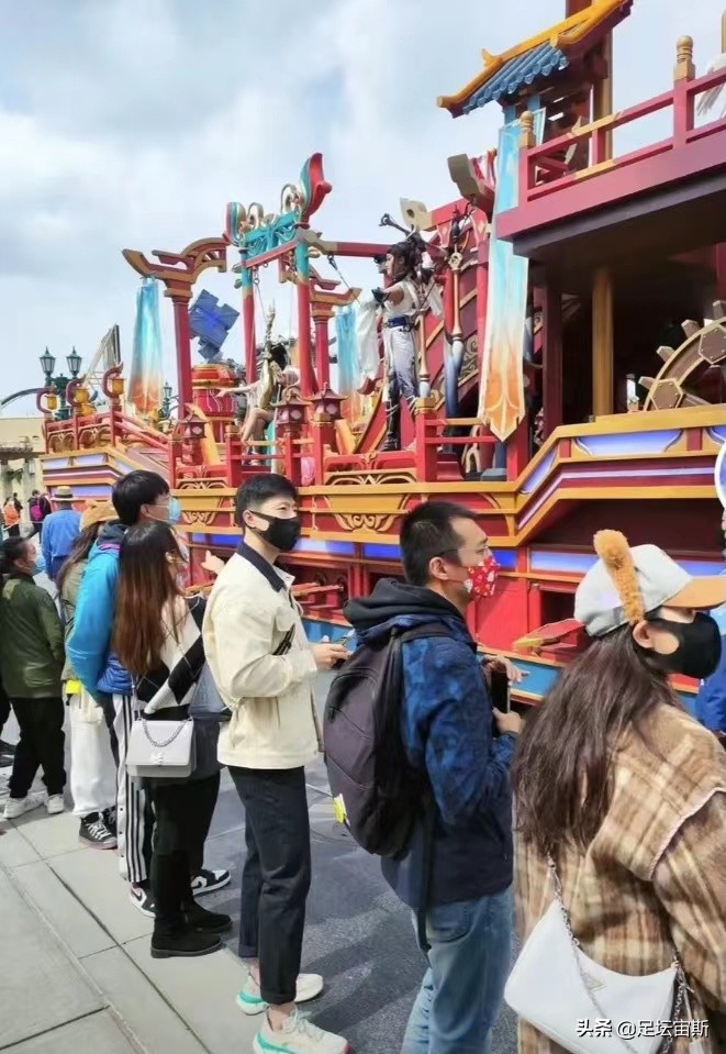 马龙携娇妻同游环球,马龙陪老婆旅游