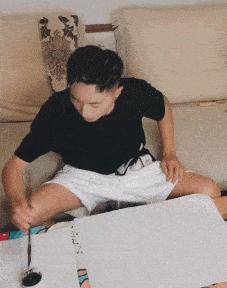 女孩子看起来外表美丽，其实裤袜已经掉到大腿根了！哈哈哈