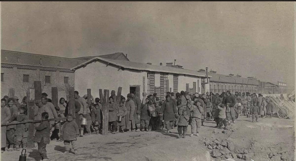 侵华日军*行暴**照片，女子为活命，脱衣服让日本人拍摄，*辱侮**致死