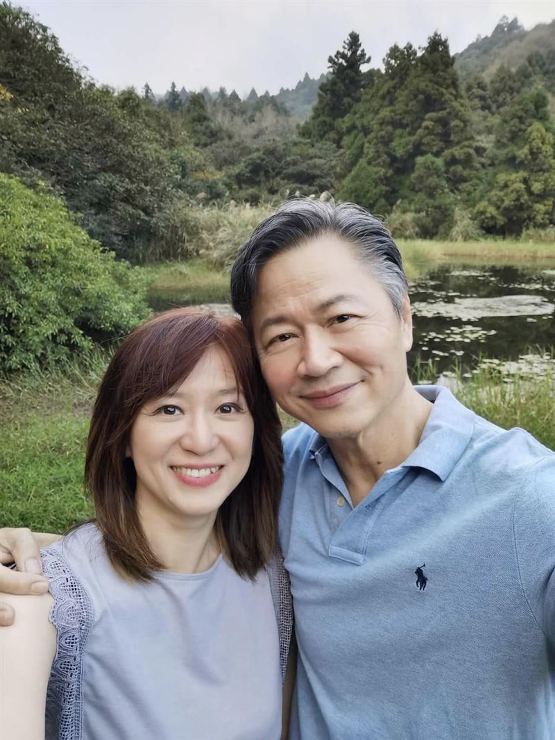 新闻美女主播官宣二婚！一身红裙嫁64岁教授，甜撒狗粮难掩幸福