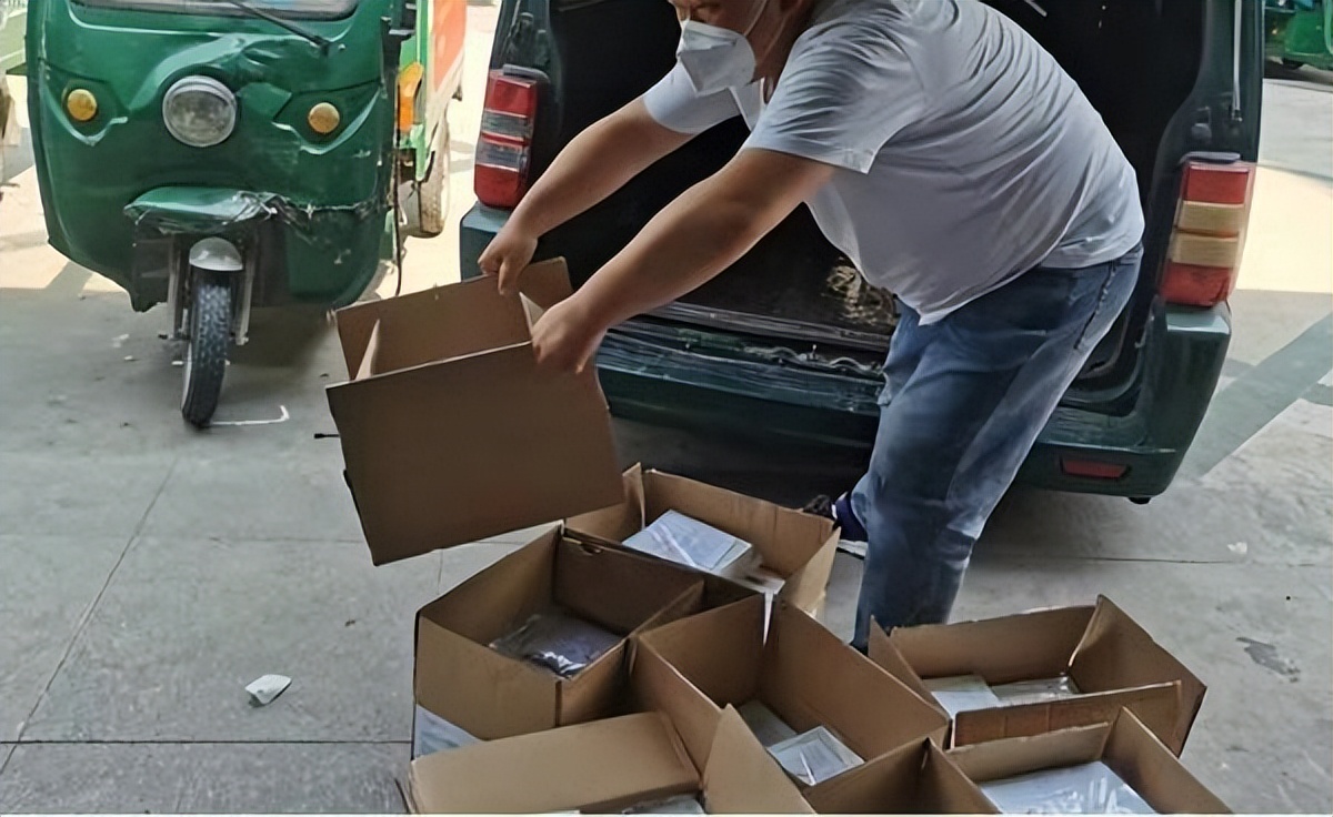 邮政寄快递怎么收费按斤还是体积,八戒惠递为什么一个快递两个价格