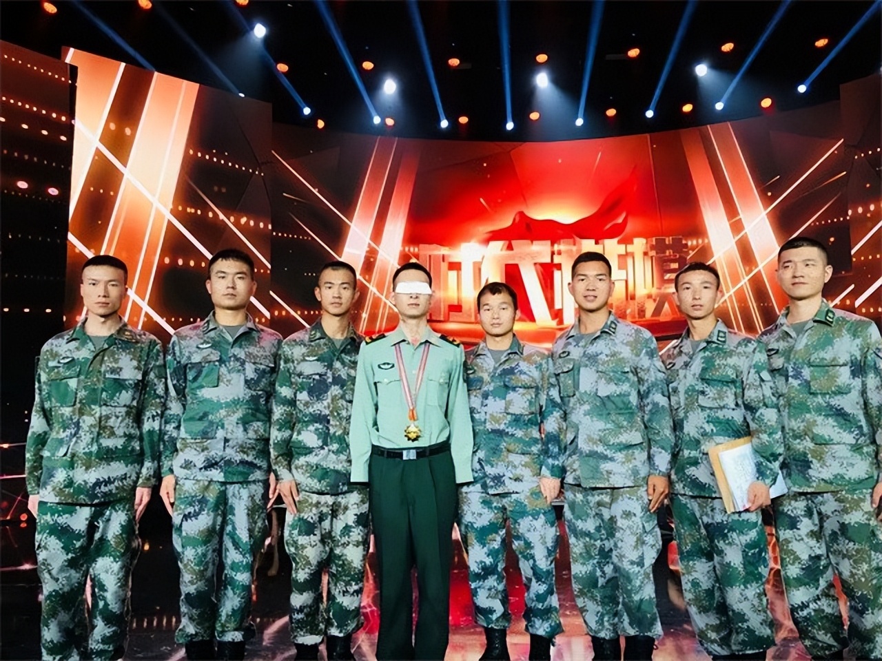 中国排雷英雄杜富国授勋仪式,排雷英雄杜富国八一勋章视频