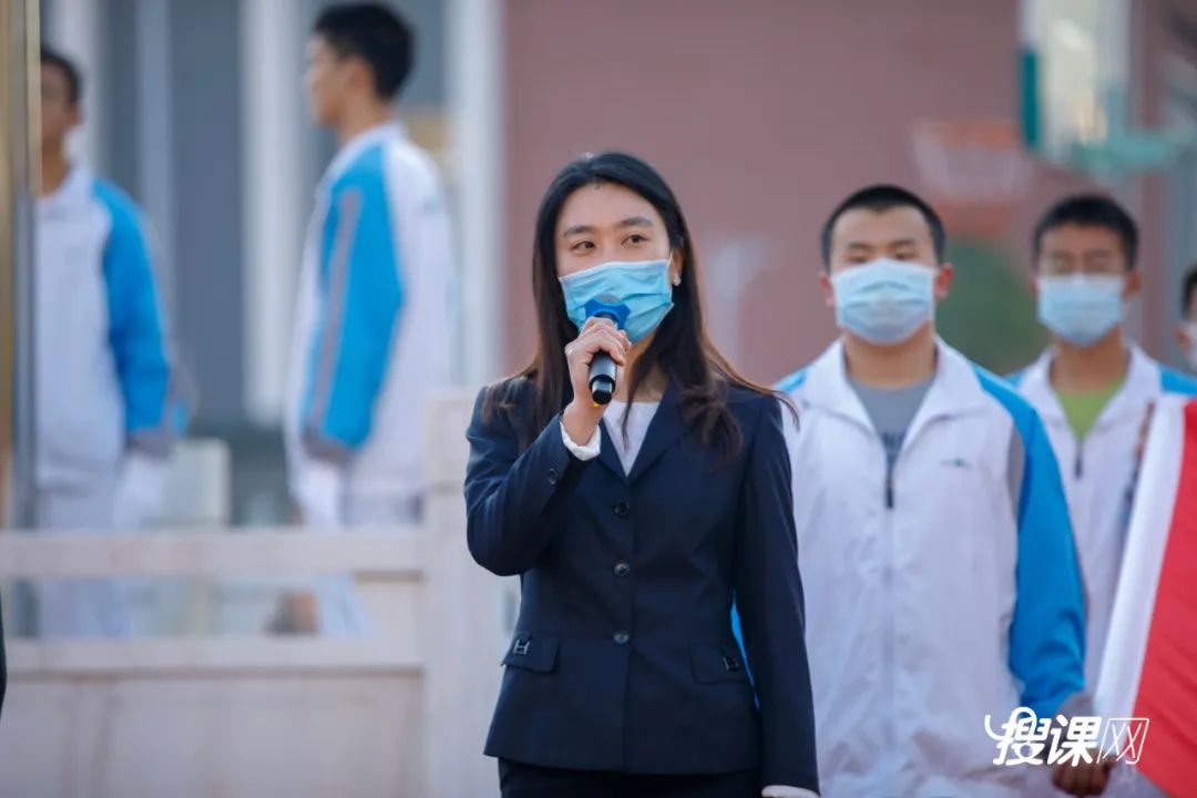 千名学生传递巨幅国旗,开学典礼百人传旗