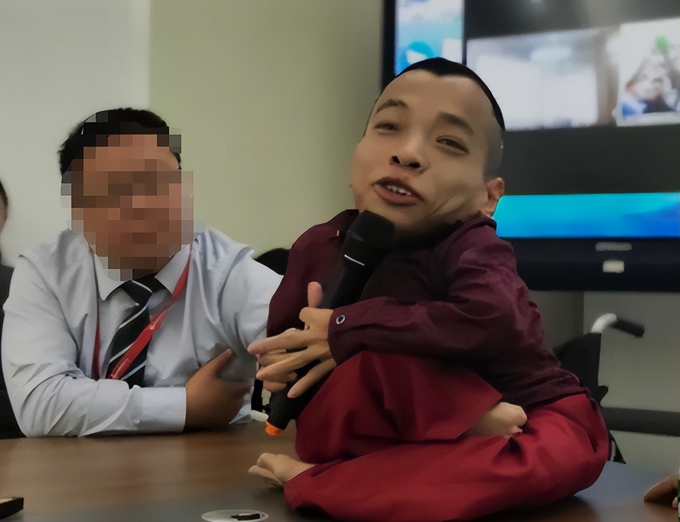 轮椅上的总裁身价3亿娶漂亮老婆,身价过亿总裁坐轮椅