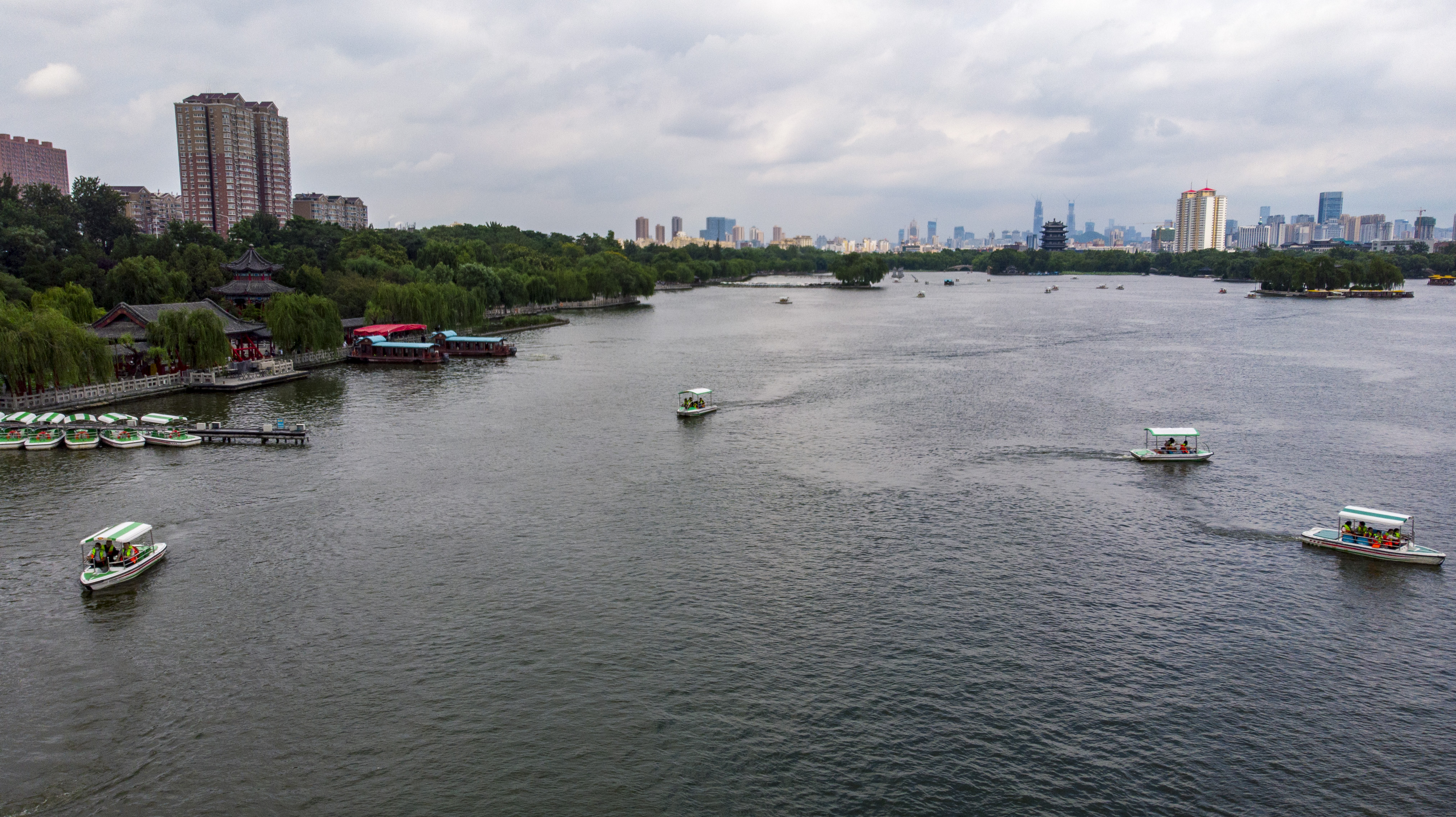 大明湖是天下第一湖吗,美丽的大明湖清澈见底