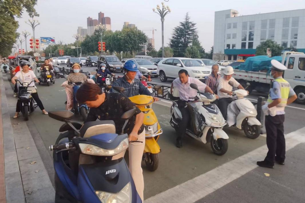 70岁以上老人允许开的电动车,老年代步电动车车管所允许上路吗