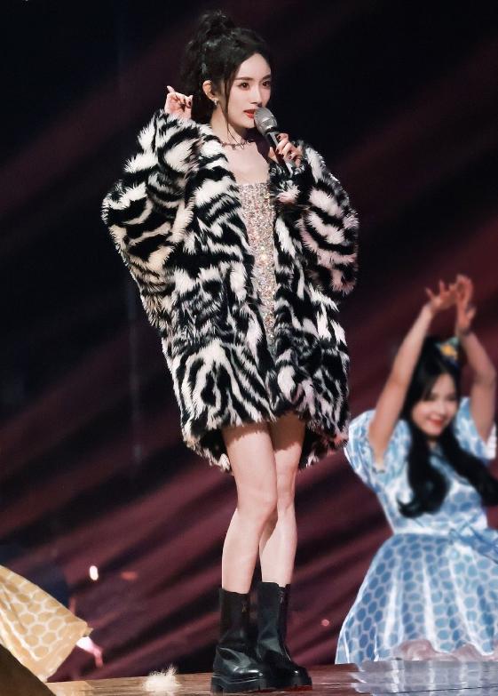 杨紫关晓彤跨年晚会造型,关晓彤2017年湖南跨年演唱会