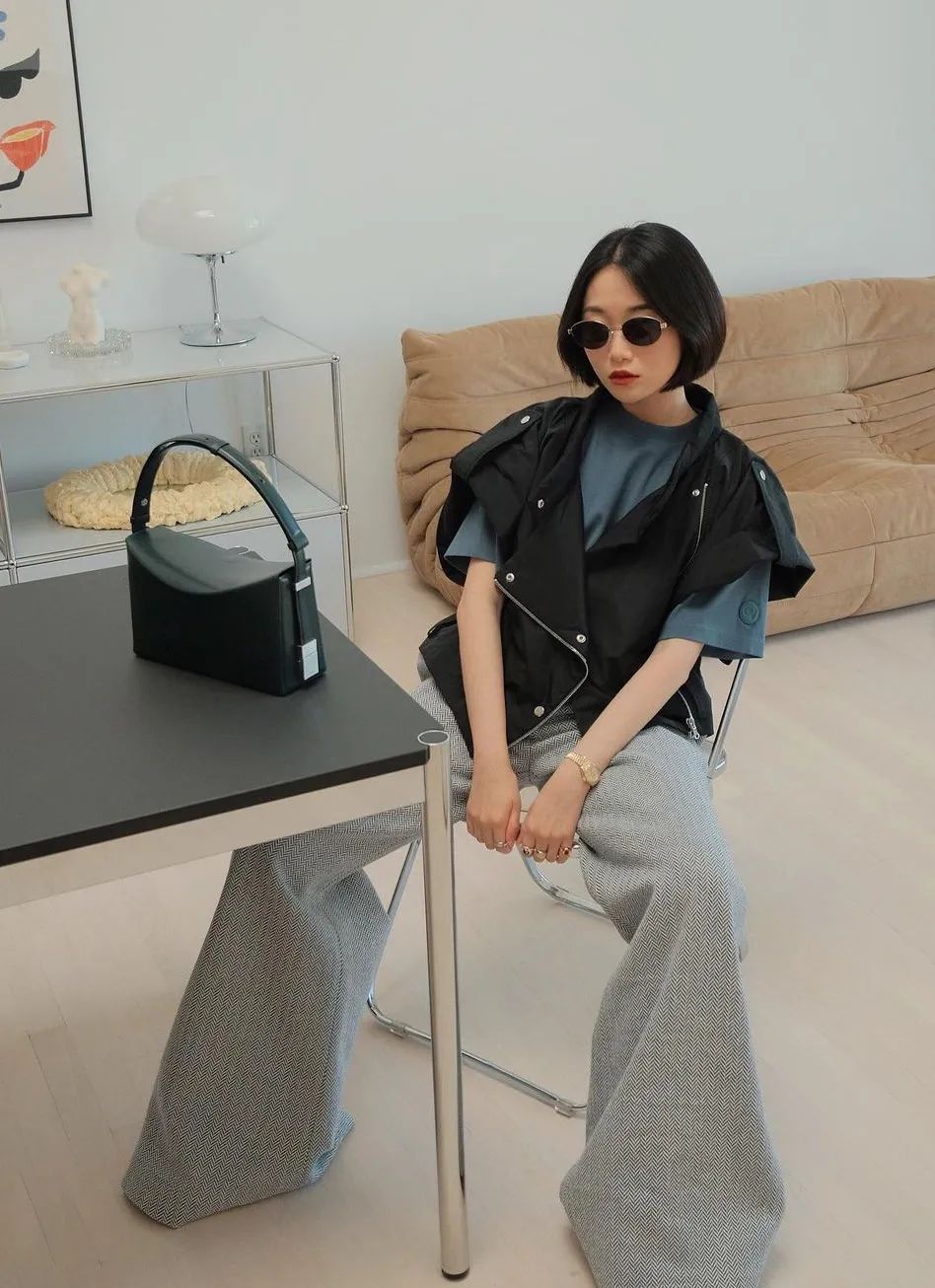 秋日马甲穿搭的n种,春天咖色格子针织马甲怎么搭配