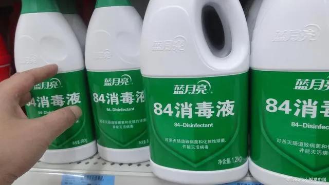 鞋子刷完去除黄色痕迹小技巧,鞋子泛黄怎么洗才能变白