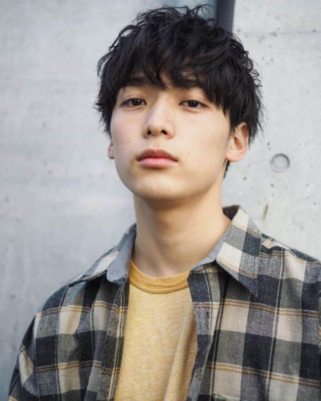 男生韩剧烫发发型推荐,韩式男生烫发推荐蓬松