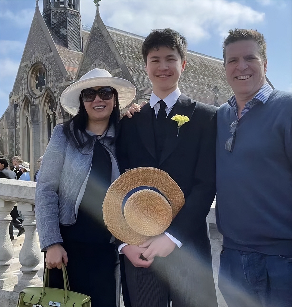鍓嶅ぎ瑙嗗コ涓绘寔鏇濆厜璺ㄥ浗濠氬Щ,澶涓绘寔浜哄拰鍓嶅か绂诲鍚庣殑鐓х墖