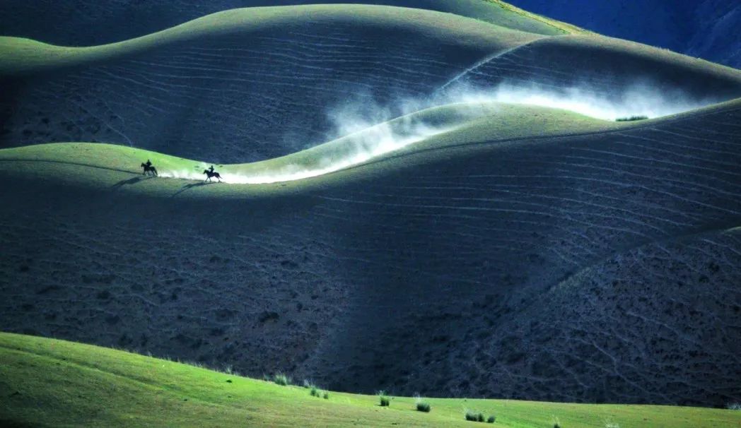 那拉提空中草原雪景照片,大草原的壮丽雪景图